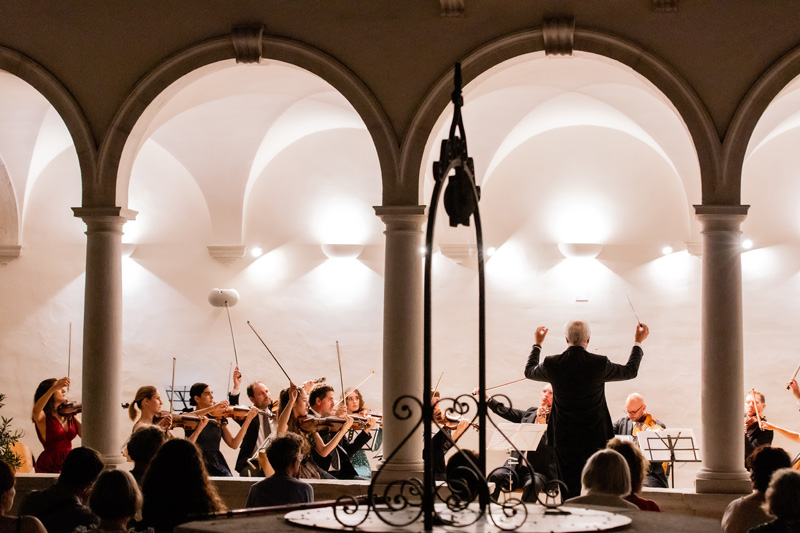 tartini festival piran - Orkester in dirigent v samostanu