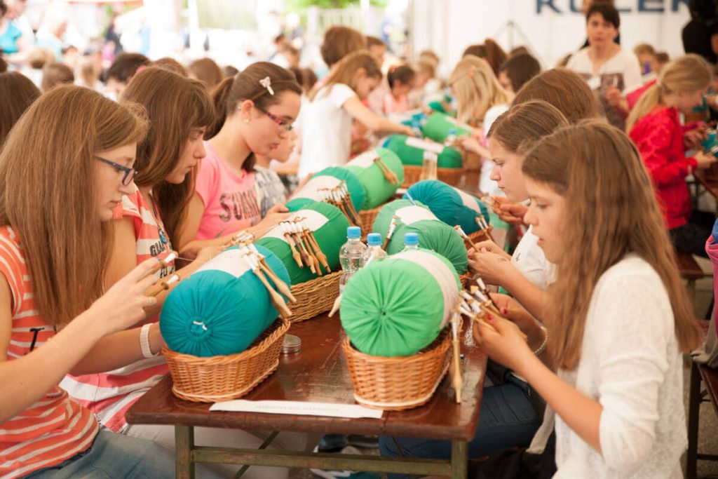 festival idrijske čipke - otroci klekljajo | Zgodovinska mesta