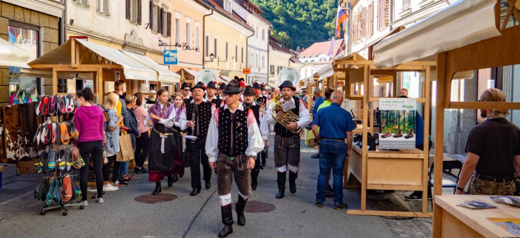 Šustarska nedelja, godci v narodni noši | Zgodovinska mesta