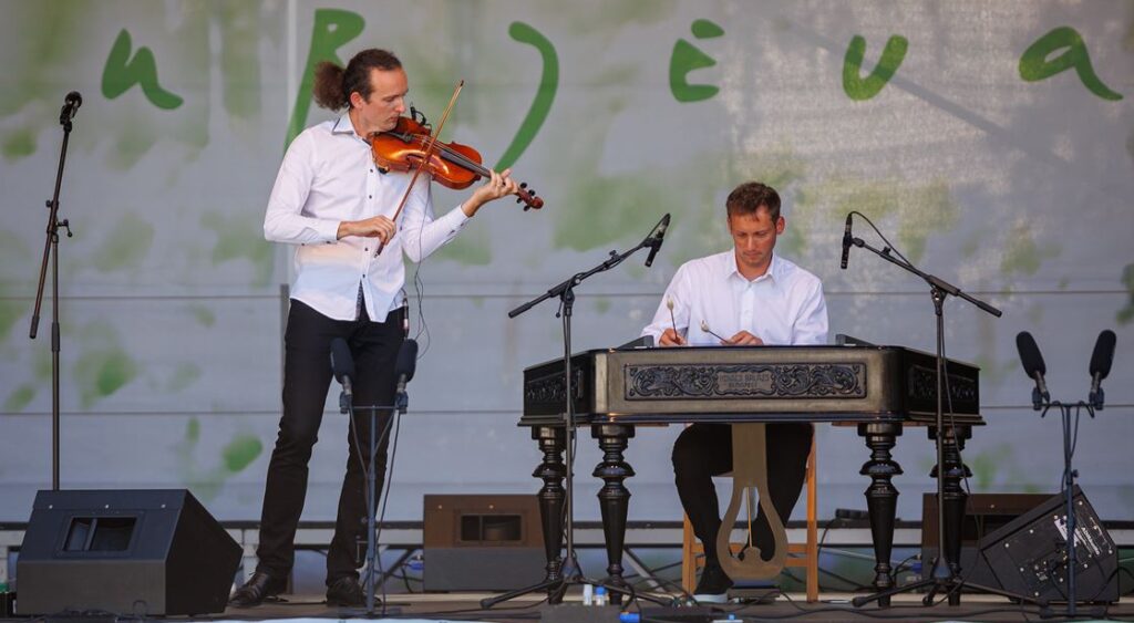 Jurjevanje v Beli krajini - violinist na odru