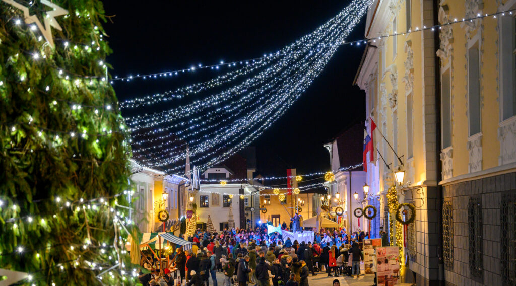 December v Radovljici in prižig lučk Radovljica