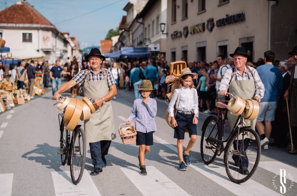 ribniški sejem - možje na kolesih prenašajo suho robo | Zgodovinska mesta