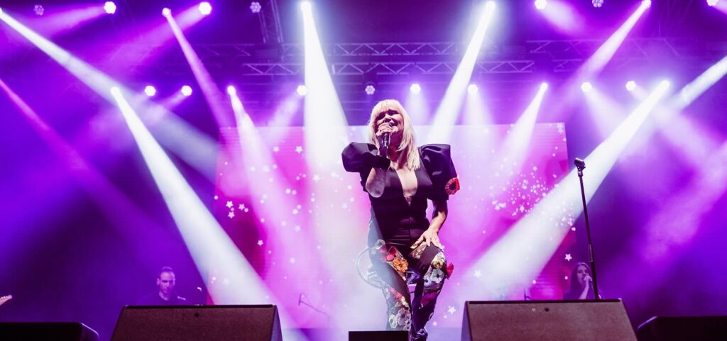 Silvestrovanje krško 2025 - Nuša Derenda na odru